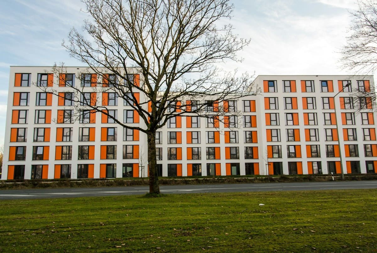 größeres Wohngebäude von außen
